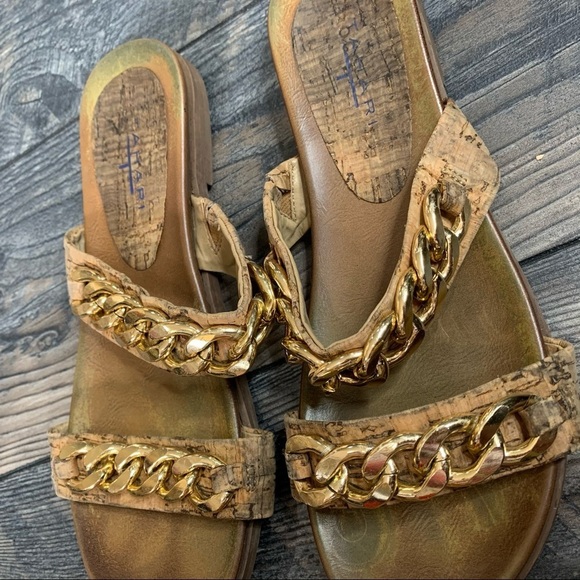 Tahari Rosabel Sandals Gold Chain Shoes Size 7 - Picture 3 of 3